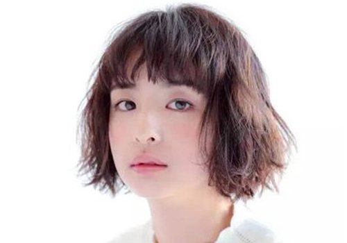 方形脸女孩适合剪什么样发型修颜 学生头可不是学生才能剪得发型