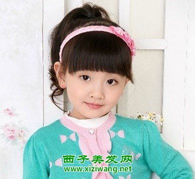 4岁小女孩发型扎发技巧