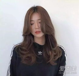 中长发配什么卷好看 2023年最流行的中长发卷发发型图片 爱秀美