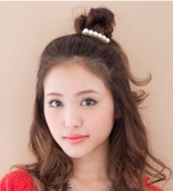 简单丸子头扎法图解 利落显嫩早春首选 