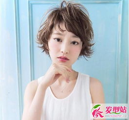 外翘卷扣短发烫发 2023流行短烫发发型