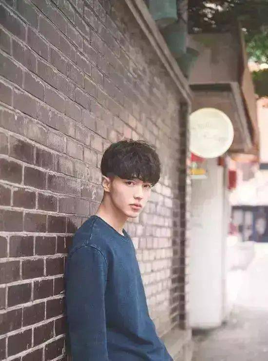 为什么男生头发越长越帅？