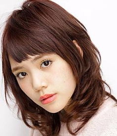 方脸剪什么发型好看 大波浪修颜中发,爱美女性网美发