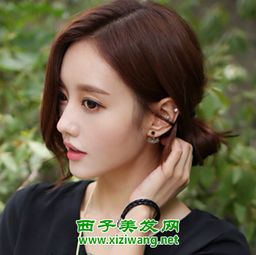 女生中分短发发型扎法教程