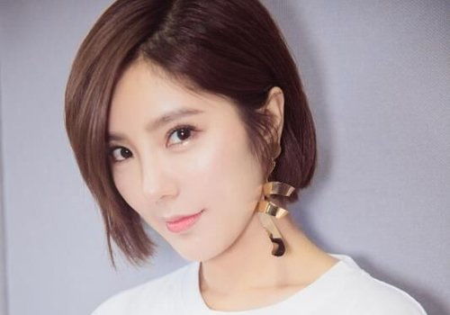 想了解方形脸适合发型有哪些 却发现短发拉直对方脸女生修颜有帮助