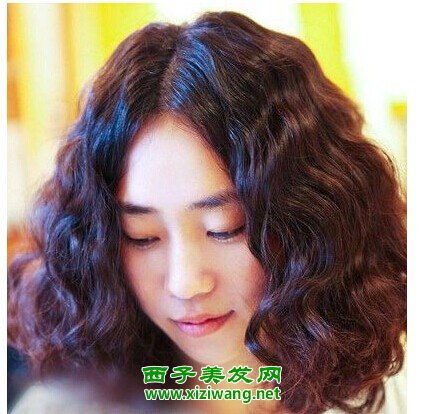 女生可爱长发中分蛋卷头发型效果图