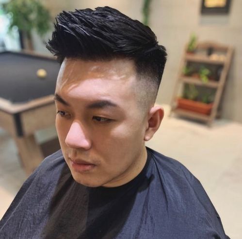 脸胖 的男士别乱剪发型了,建议留这4款清爽短发,显瘦还帅气
