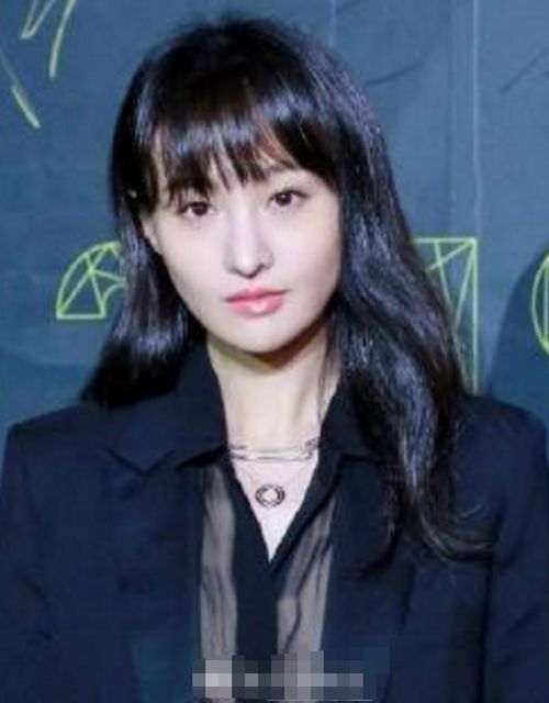 有种 颜值 叫郑爽2023年开年刊封面,造型曝光后,鼻子成了亮点