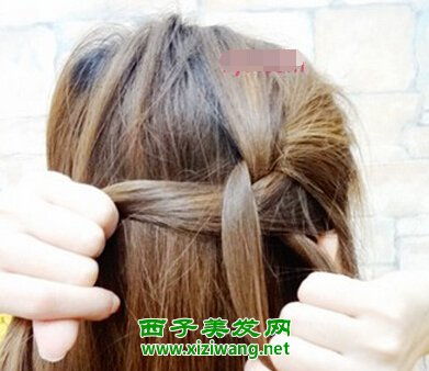 侧蜈蚣辫如何扎好看 侧蜈蚣辫的编法图解