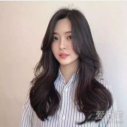 中长发配什么卷好看 2023年最流行的中长发卷发发型图片 爱秀美