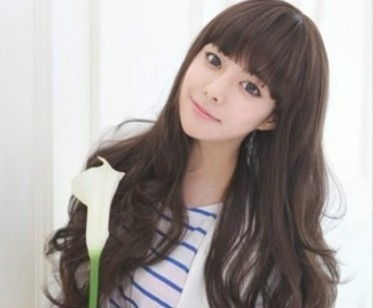 2012最新瘦脸的发型 齐刘海长发染发打造甜美范 
