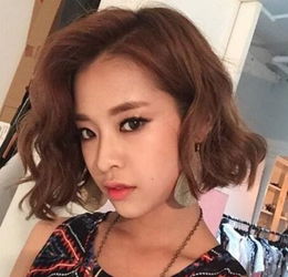 什么样的女生适合把头发烫成大波浪？