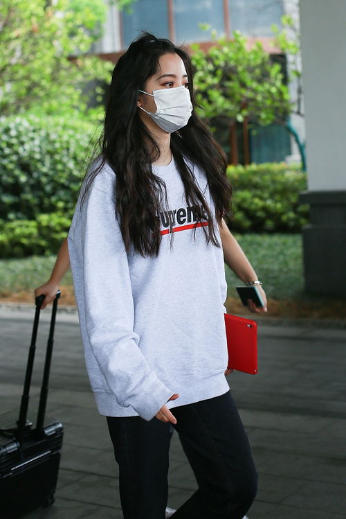 组图 欧阳娜娜顶波浪卷成熟可爱兼具 穿宽松卫衣休闲随性