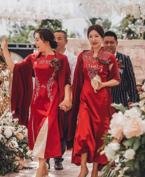 两位亲家母真高调 婚礼上同穿红旗袍比美,把新娘风头都给抢了