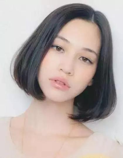 表情 脸大,头发还少,适合什么发型 打扮吧 表情