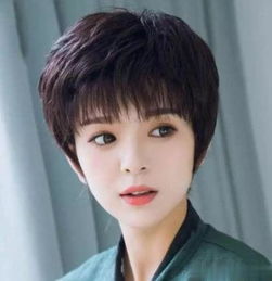 40岁留什么发型显年轻 适合40岁女人烫的头发