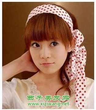 18岁女生可爱长发发型扎法 
