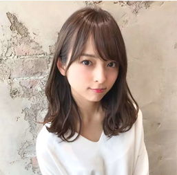 50岁女人做什么发型减龄效果好 52岁周海媚锁骨卷发时尚减龄高级