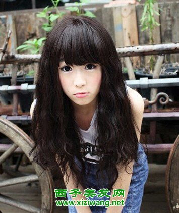 今年女生最流行黑色卷发发型图片 