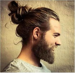 用长发扎出男士专有的 MAN BUN