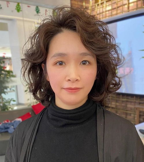 六十岁的老年女性怎样烫发好看？