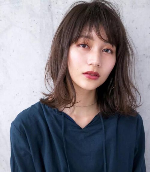30岁左右的女性 喜欢活泼可爱的感觉。长发弄什么发型合适？(30岁女头发少特别