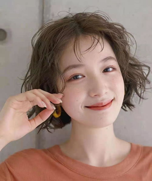 大圆脸适合什么发型 脸圆脸大的人适合什么发型