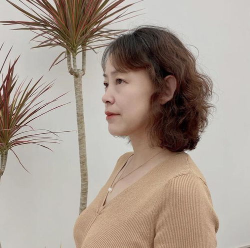 五六十岁的女人,怎么烫头发时尚还不显老