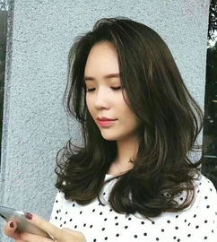 椭形脸的中年人想要留中长发,有没有适合发型图片
