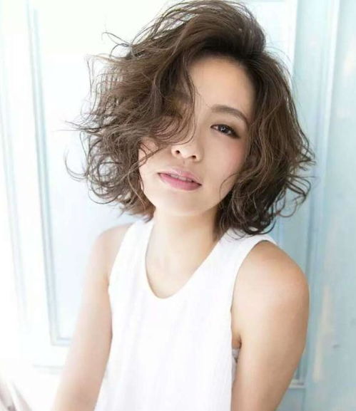 50岁以上的女人 烫什么样的发型能够洋气减龄显气质？(50多岁女人烫什么发型好