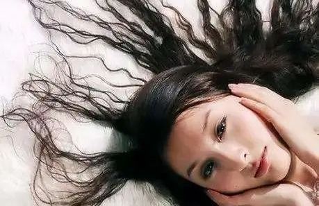 你睡觉时披着头发吗？