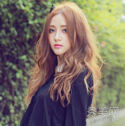 在2013年的秋冬季,瘦脸韩式卷发女神范的气质最为流行 