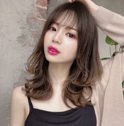 中长发型很显气质也有女人味 有哪些值得推荐的轻熟风发型？(中长发什么发型