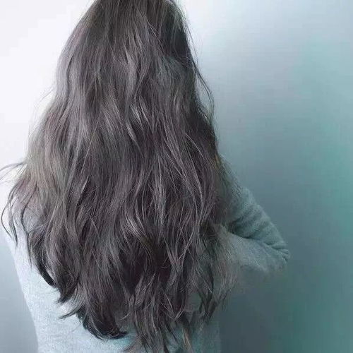 人的头发有各种各样的颜色是什么原因造成的？(黄黑皮染什么颜色的头发显白