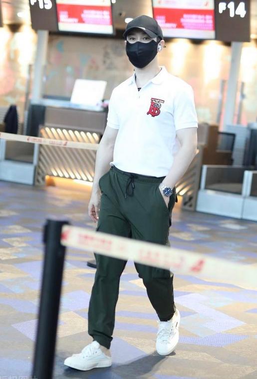 黄晓明42岁不服老 穿POLO衫配工装裤舒适时尚,中国男人该学习了