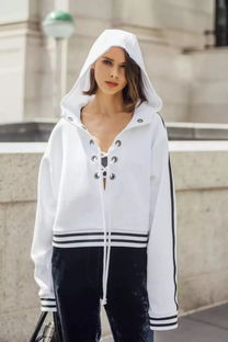 女生怎样搭配衣服好看,国庆出游是时候穿卫衣了