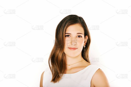 近距离肖像的年轻漂亮的女人在白色的背景,棕色的头发,完美的皮肤,软妆 女人