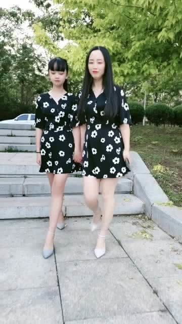 女朋友跟***长得太像了,当两人穿上一样的衣服,这我怎么能认出来啊