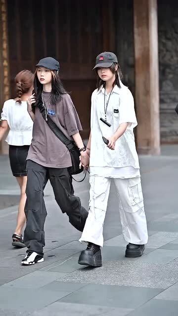 小姐姐穿这样的工装风,应该女生也不能抵抗吧 