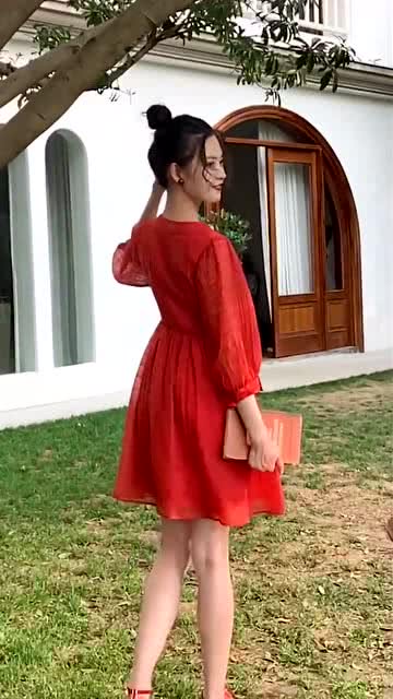 女生裙子这样穿,是男生都喜欢的类型吧 甜甜的,超可爱 