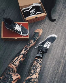 为什么总有那么一些人去到哪里都穿 Vans