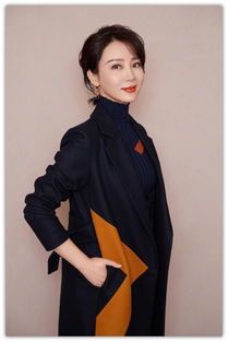 陈数又换私服,拼色大衣配黑色高领毛衣,40岁女人这样穿太高级