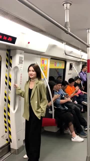 地铁上美女的穿搭,潇洒西装