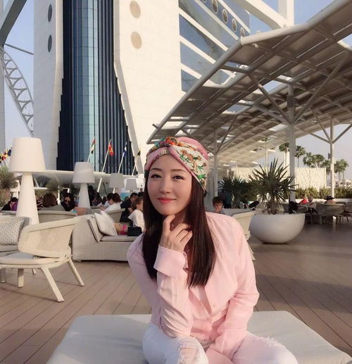 47岁的杨钰莹风情不减,教你解锁丝巾的百搭 系法 ,优雅别致