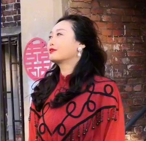 辽宁一女子穿上30年前,老公花三月工资买的衣服,气质不减当年
