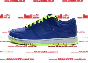 NIKE Dunk系列的板鞋有哪些比较经典的配色,最好是鞋带与鞋的颜色不同的