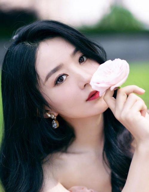 赵丽颖穿抹胸裙出席活动,大胆秀身材状态好,少女模样曾生过娃