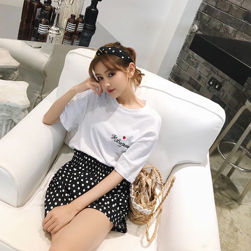实用百搭的T恤上衣,每个女生的衣橱里都可以备上多件哦